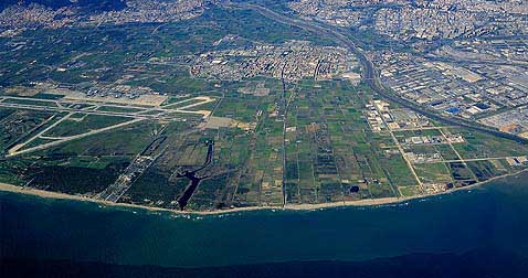 Vista aèria de l'aeroport, la ciutat del Prat, el riu Llobregat i la Zona Franca